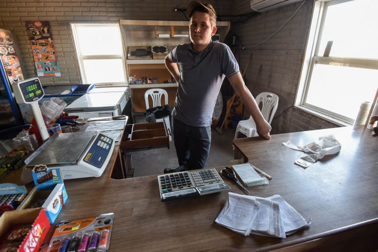 El joven encargado del almacén espera atrás del mostrador a sus clientes habituales Foto: Juan Ignacio Blanco/MDZ