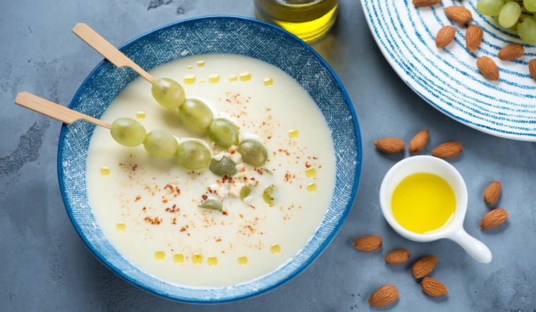 En cada región andaluza, la receta se adapta cambiando la cantidad de ajo o el acompañamiento. En cada región andaluza, la receta se adapta cambiando la cantidad de ajo o el acompañamiento.