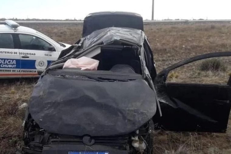 El auto quedó destrozado tras el vuelco Foto: El Chubut
