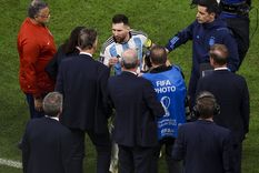 Messi, a cara a cara con Van Gaal: un partido aparte. Foto: EFE