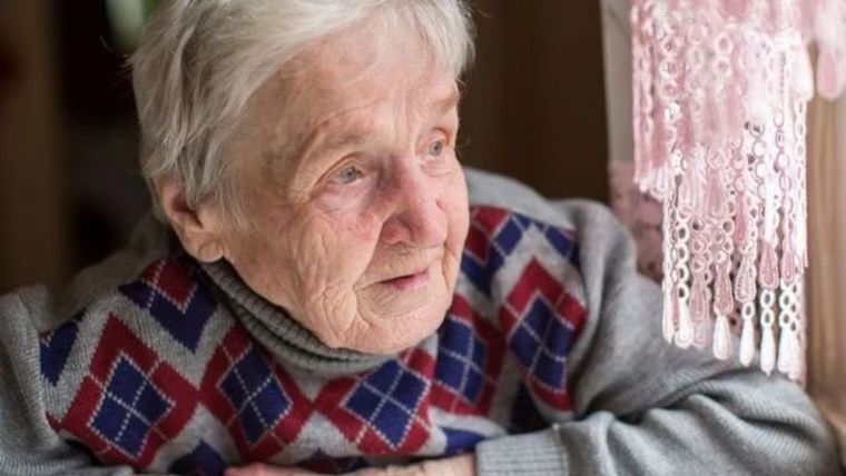 El adulto mayor muchas veces se recuesta afectivamente y memorísticamente en vivencias muchas veces ya no existentes. Foto: MDZ