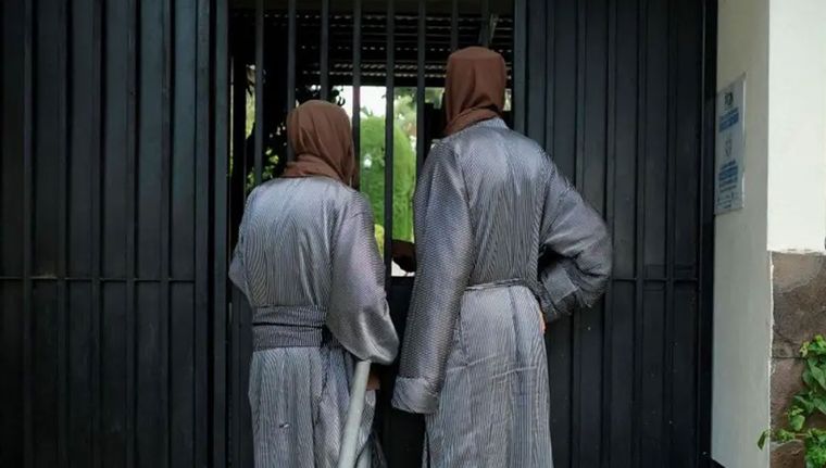 Miembros de la comunidad judía Lev Tahor afuera de las instalaciones de la Fiscalía General de la República de Guatemala. Foto: Reuters