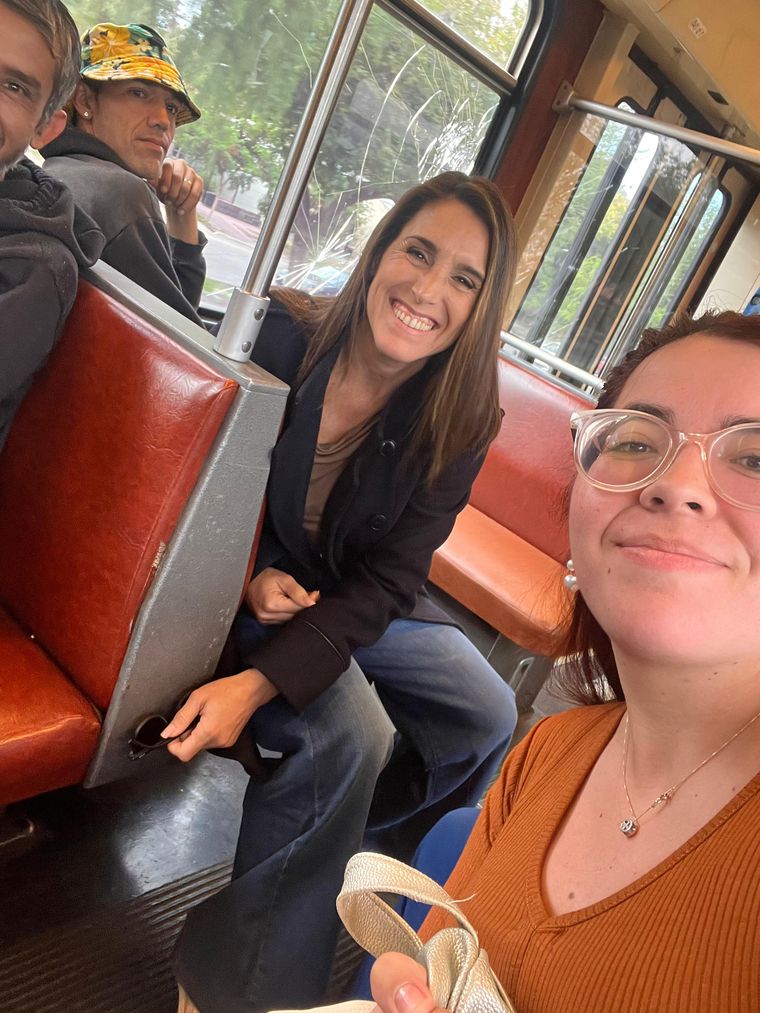 La cantante se tomó selfies con cada una de las personas que se acercaron a saludarla. La cantante se tomó selfies con cada una de las personas que se acercaron a saludarla.