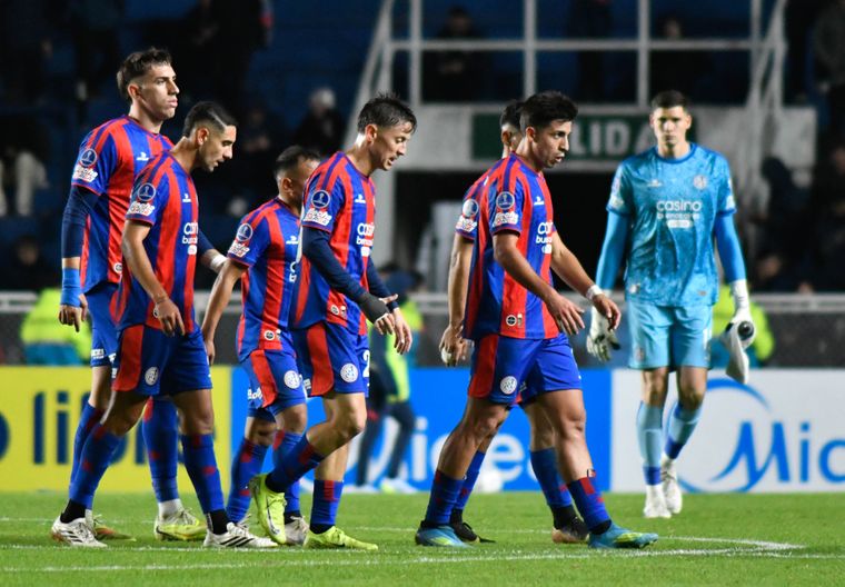 Un exfubolista de San Lorenzo que jugó en la Selección argentina se ofreció como DT.