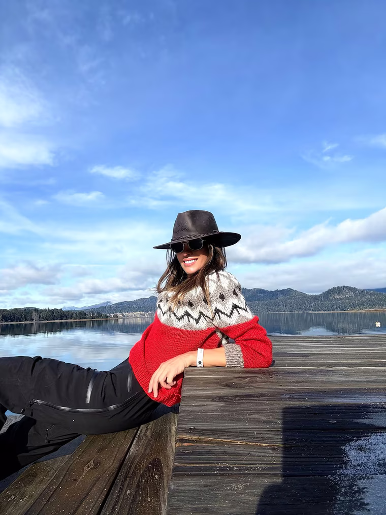 La modelo despidió sus vacaciones de invierno con un look artesanal. La modelo despidió sus vacaciones de invierno con un look artesanal.