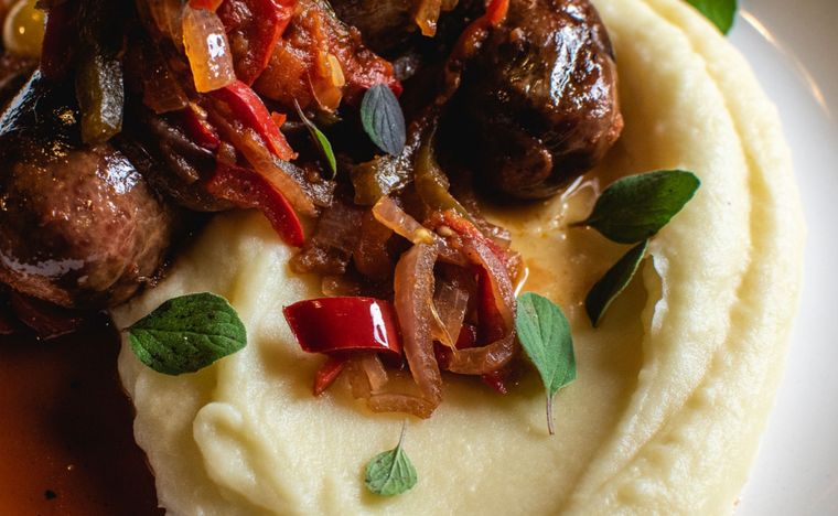 Chorizos a la pomarola Una receta simple y muy sabrosa para compartir en familia. Foto: Shutterstock