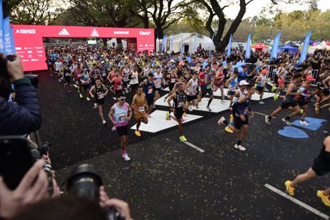 Miles de corredores participaron de la Maratón de Buenos Aires 2026.