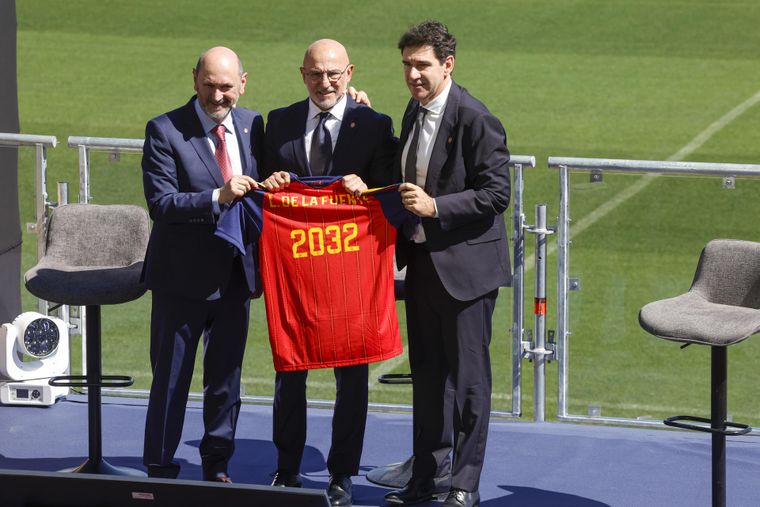 Luis De la Fuente renovó su contrato con España hasta 2032. Luis De la Fuente renovó su contrato con España hasta 2032.