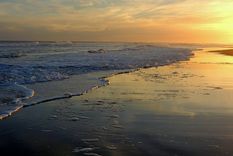 El pueblo de Reta se extiende frente a una playa amplia y abierta del Atlántico.