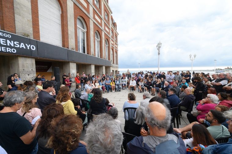 La reunión de los artistas marplatenses frente al mar Foto: Frente de Soberanía Cultural