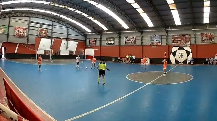 El árbitro se sorprendió y le llamó la atención a las jugadoras Foto: Gimnasia y Esgrima