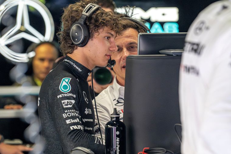 Kimi Antonelli junto a Toto Wolff.