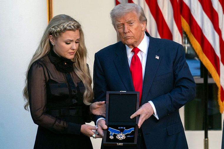 Este martes, Trump entregó a Erika Kirk, viuda de Charlie Kirk, la Medalla de la Libertad, un reconocimiento póstumo para su esposo.