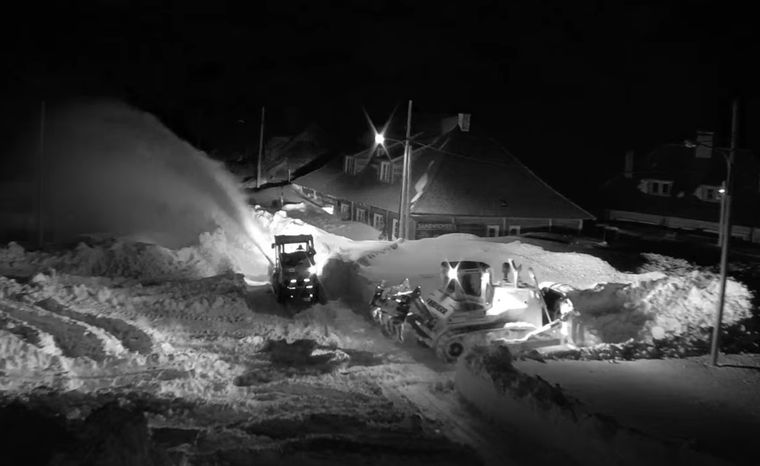 Tras llegar a Las Cuevas durante la madrugada, Vialidad mantiene un intenso operativo mientras el pronóstico prevé más nieve en la cordillera. Tras llegar a Las Cuevas durante la madrugada, Vialidad mantiene un intenso operativo mientras el pronóstico prevé más nieve en la cordillera.
