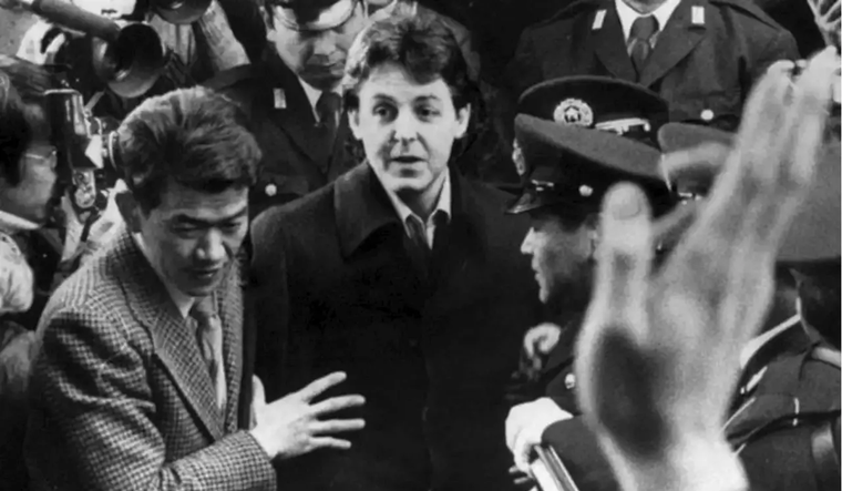 Ni bien pisó Japón, Paul McCartney fue arrestado luego de pasar por migraciones. Foto: Archivo histórico