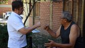 La caminata con un candidato a concejal. Reparte folletos y explica a la gente. La caminata con un candidato a concejal. Reparte folletos y explica a la gente.