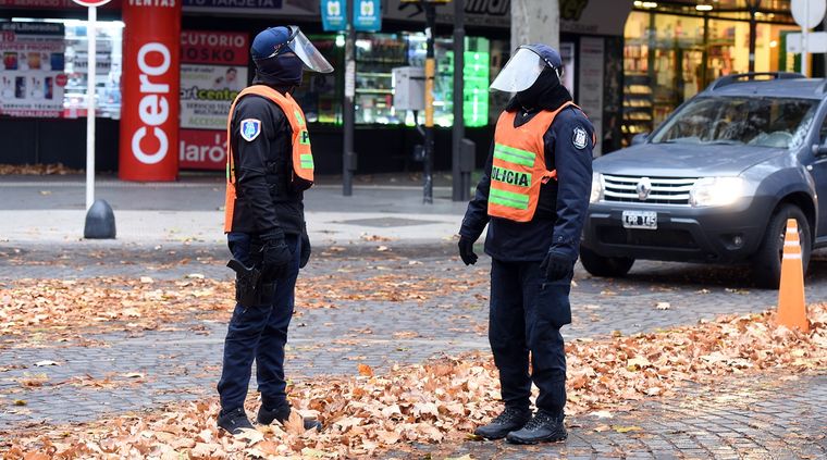 Los policías asistieron a un camionero con síntomas y tuvieron que ser aislados por prevención Foto: ALF PONCE / MDZ