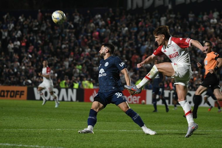 Ezequiel Bonifacio, de Independiente Rivadavia, intenta tapar el despeje del Colo Gil, de Huracán.&nbsp;