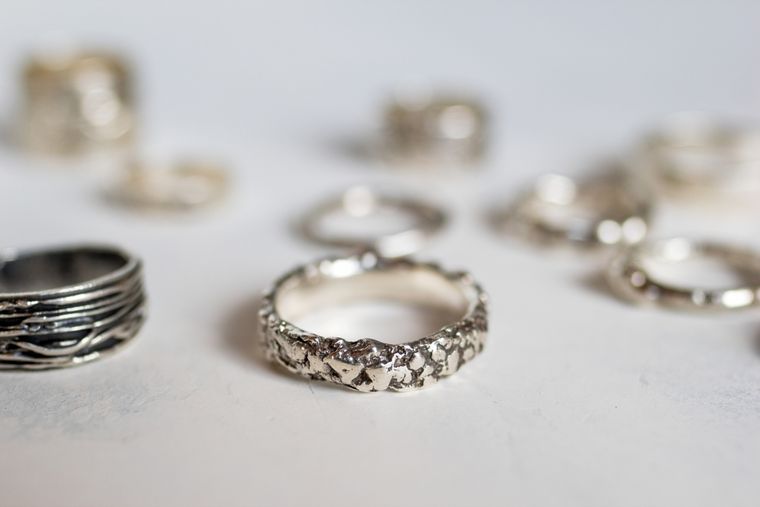 Con la limpieza correspondiente, es posible que tu plata vuelve a lucir brillante como el primer día. Foto: Shutterstock