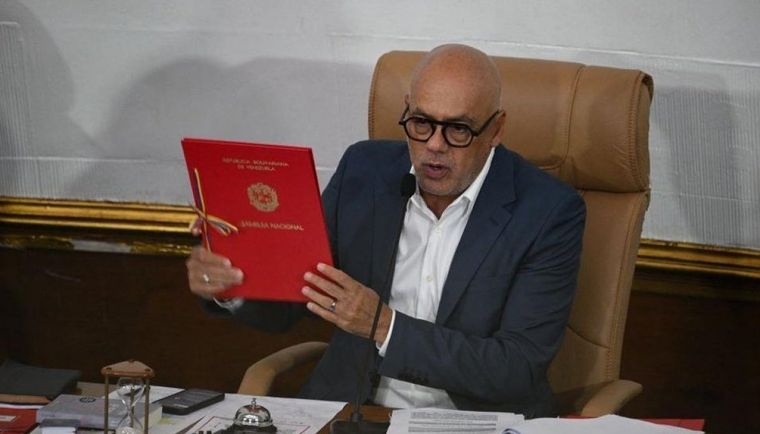 El presidente de la Asamblea Nacional de Venezuela, Jorge Rodríguez, anunció que la ley fue aprobada por unanimidad. Foto: BBC
