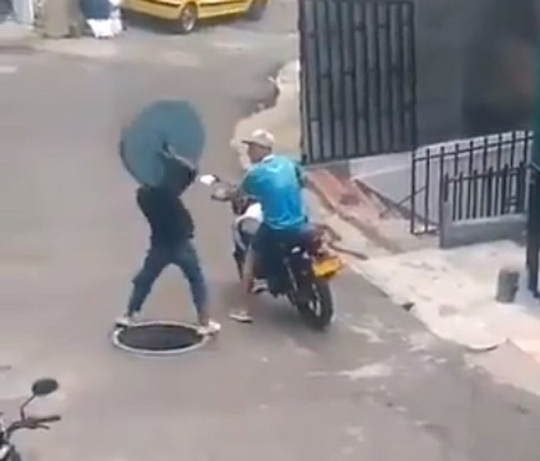 El ladrón sacó la tapa de la alcantarilla, pero luego cayó por el hueco