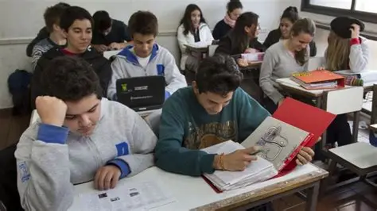 Un porcentaje significativo de los alumnos que inician la secundaria no la terminan en el tiempo previsto Un porcentaje significativo de los alumnos que inician la secundaria no la terminan en el tiempo previsto