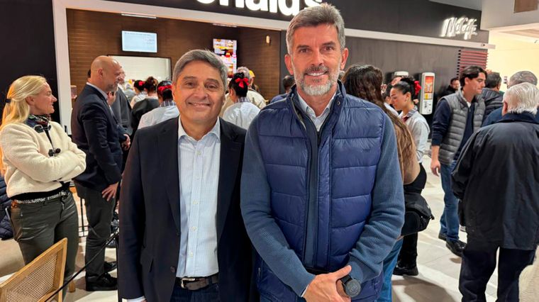Funcionarios y empresarios recorrieron las instalaciones del nuevo McDonald's. Funcionarios y empresarios recorrieron las instalaciones del nuevo McDonald's.