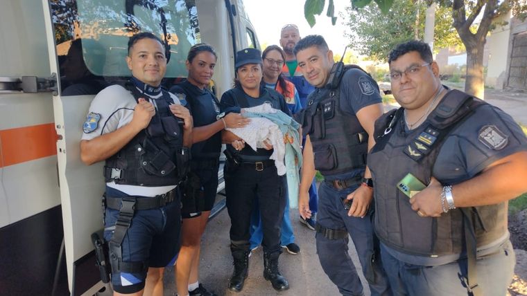 El grupo de efectivos que asistió a la mujer en Guaymallén Foto: Fotos: Ministerio de Seguridad