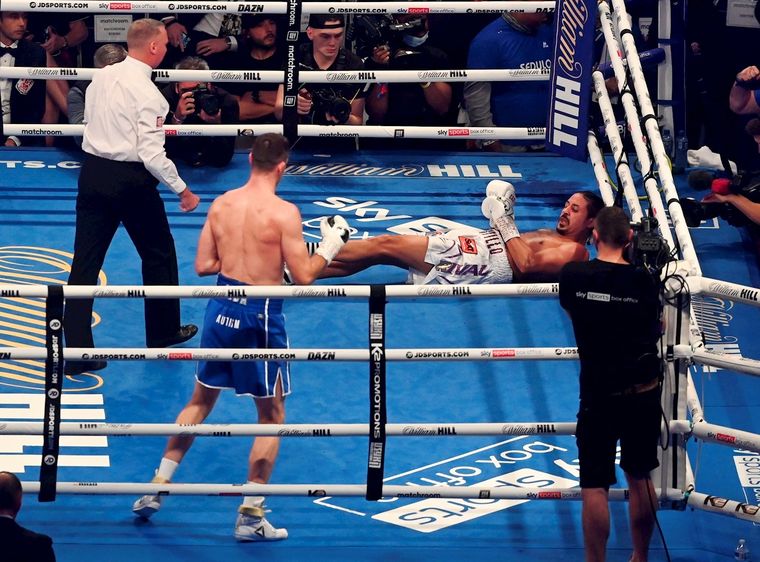 Castillo cayó a la lona y preocupó a todos Foto: EFE