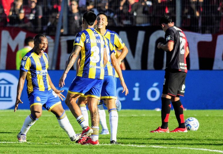 La gastada de hinchas de Rosario Central a Newell´s en pleno partido. Foto: Fotobaires