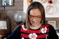 La artista y bordadora Julieta Corrales.