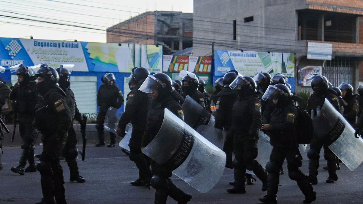 Continúa el caos en Bolivia: incidentes, gases y detenidos en la protesta contra el presidente Rodrigo Paz