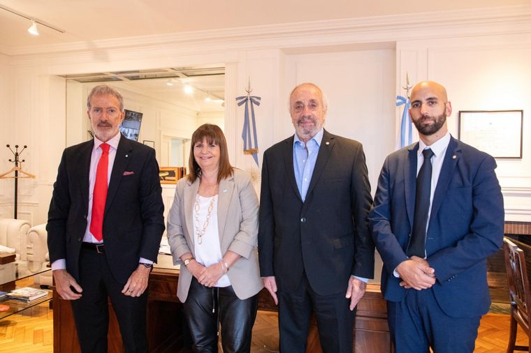 La ministra de Seguridad, Patricia Bullrich, recibió hoy al presidente de la DAIA, Jorge Knoblovits, para dialogar sobre el combate contra el terrorismo y durante el encuentro acordaron luchar contra el antisemitismo y los discursos de odio Foto: Prensa Télam