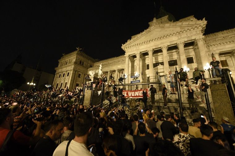 Insólito momento durante el cacerolazo contra el DNU de Javier Milei Foto: Juan Mateo Aberastain Zubimendi