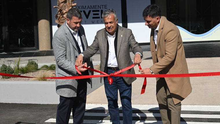 El instante de la inauguración: ¡se desataron los nudos de la cinta roja! El instante de la inauguración: ¡se desataron los nudos de la cinta roja!