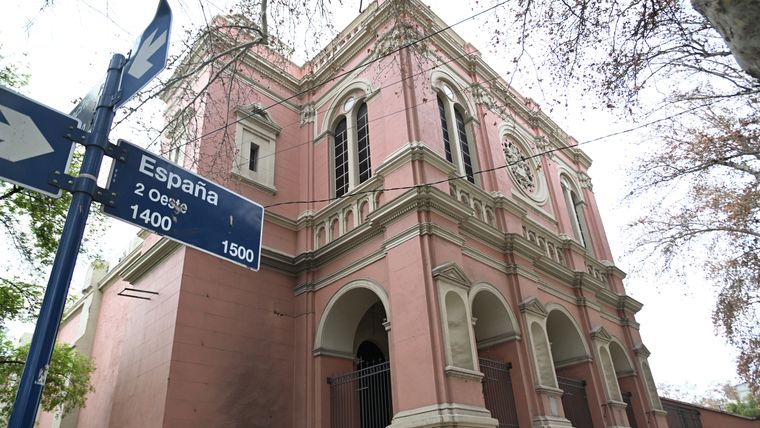 La Basílica de San Francisco se encuentra en la Ciudad de Mendoza.