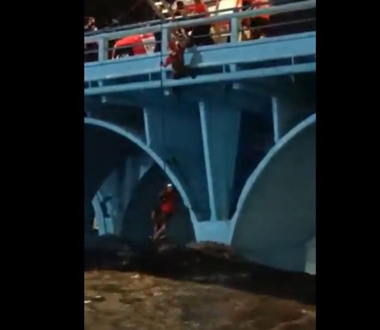 La crecida del río le impidió salir al hombre