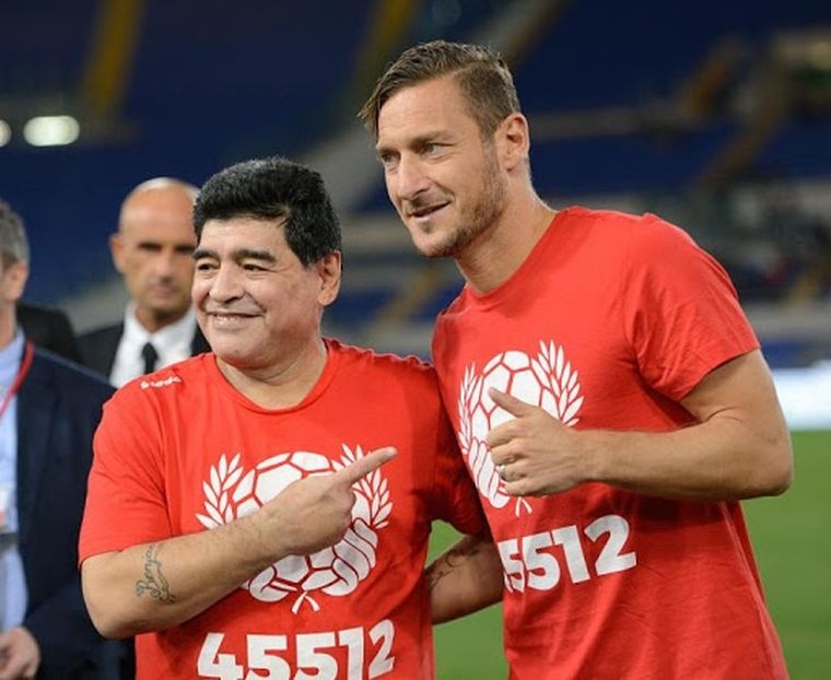 Totti junto al Diego.