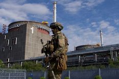 Vigilancia Un soldado ruso hace guardia frente a la central nuclear de Zaporiyia Foto: RPP
