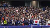 Los hinchas japoneses festejan uno de los goles en el empate 2-2 ante Países Bajos en el debut mundialista. Los hinchas japoneses festejan uno de los goles en el empate 2-2 ante Países Bajos en el debut mundialista.