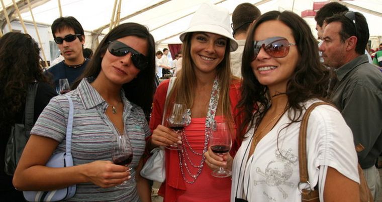 Bellas amantes del vino. Sole Volponi, Flor Vijande y Mariela Isgró. Foto: Nacho Gaffuri / MDZ