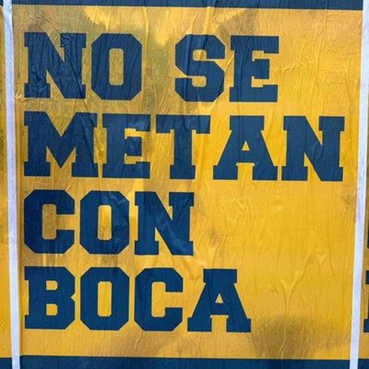 Los carteles que aparecieron este jueves en los alrededores de la Bombonera. Los carteles que aparecieron este jueves en los alrededores de la Bombonera.