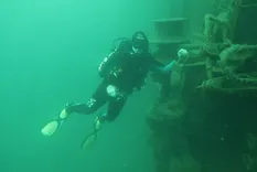 Cómo es el arrecife artificial convertido en parque submarino a partir del hundimiento de un pesquero chino, donde se centra la búsqueda de la buceadora Sofía Devries.