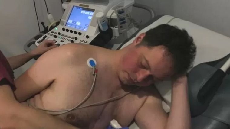 El periodista de la deportivo de la BBC, Chis Slegg, padece de una extraña condición cardíaca por la que necesitaría un transplante. Foto: CHRIS SLEGG