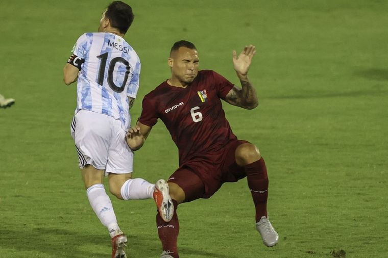 El momento de la dura entrada sobre Leo. Foto: EFE