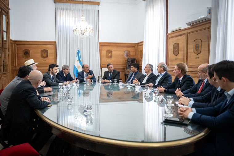 Guillermo Francos, Lisandro Catalán y Luis Caputo junto con los gobernadores de Santa Cruz, Claudio Vidal, y de Chubut, Ignacio Torres, intendentes y representantes empresariales, sindicales y de las principales petroleras del país. Guillermo Francos, Lisandro Catalán y Luis Caputo junto con los gobernadores de Santa Cruz, Claudio Vidal, y de Chubut, Ignacio Torres, intendentes y representantes empresariales, sindicales y de las principales petroleras del país.