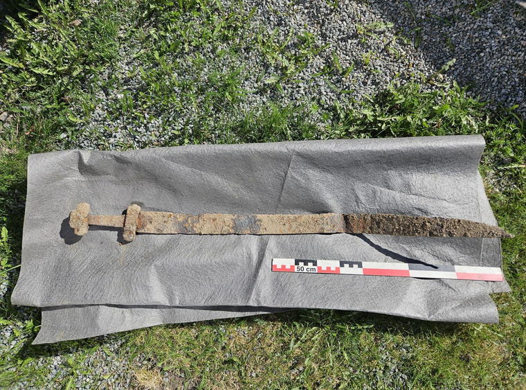 Los especialistas creen que el arma pertenece al período merovingio, una etapa anterior a la era vikinga en Escandinavia. Los especialistas creen que el arma pertenece al período merovingio, una etapa anterior a la era vikinga en Escandinavia.