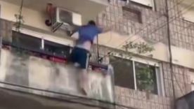 El hombre habría terminado colgado de un balcón en el cuarto piso por un presunto consumo nocivo de estupefacientes. El hombre habría terminado colgado de un balcón en el cuarto piso por un presunto consumo nocivo de estupefacientes.