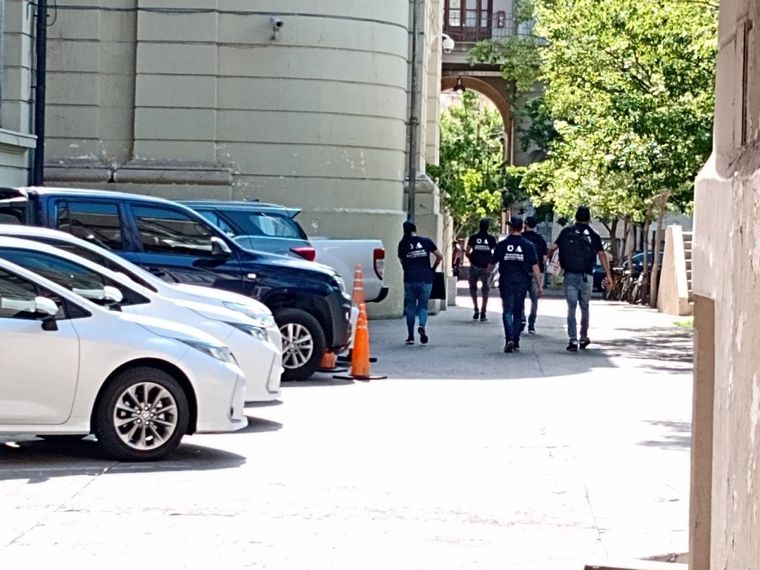 Personal de la oficina de Delitos Complejos de Santa Fe secuestró celulares de funcionarios y documentación. Foto: La Capital