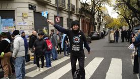 tras la escandalosa salida de prision sin custodia, la campora se dio cita en san jose 1111 para vitorear a cristina tras la escandalosa salida de prision sin custodia, la campora se dio cita en san jose 1111 para vitorear a cristina